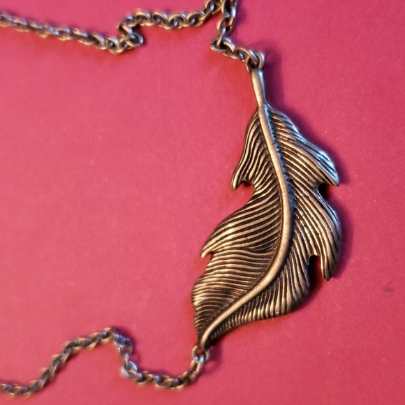 LAILA ROWE LEAF NECKLACE - Picture 2 of 6